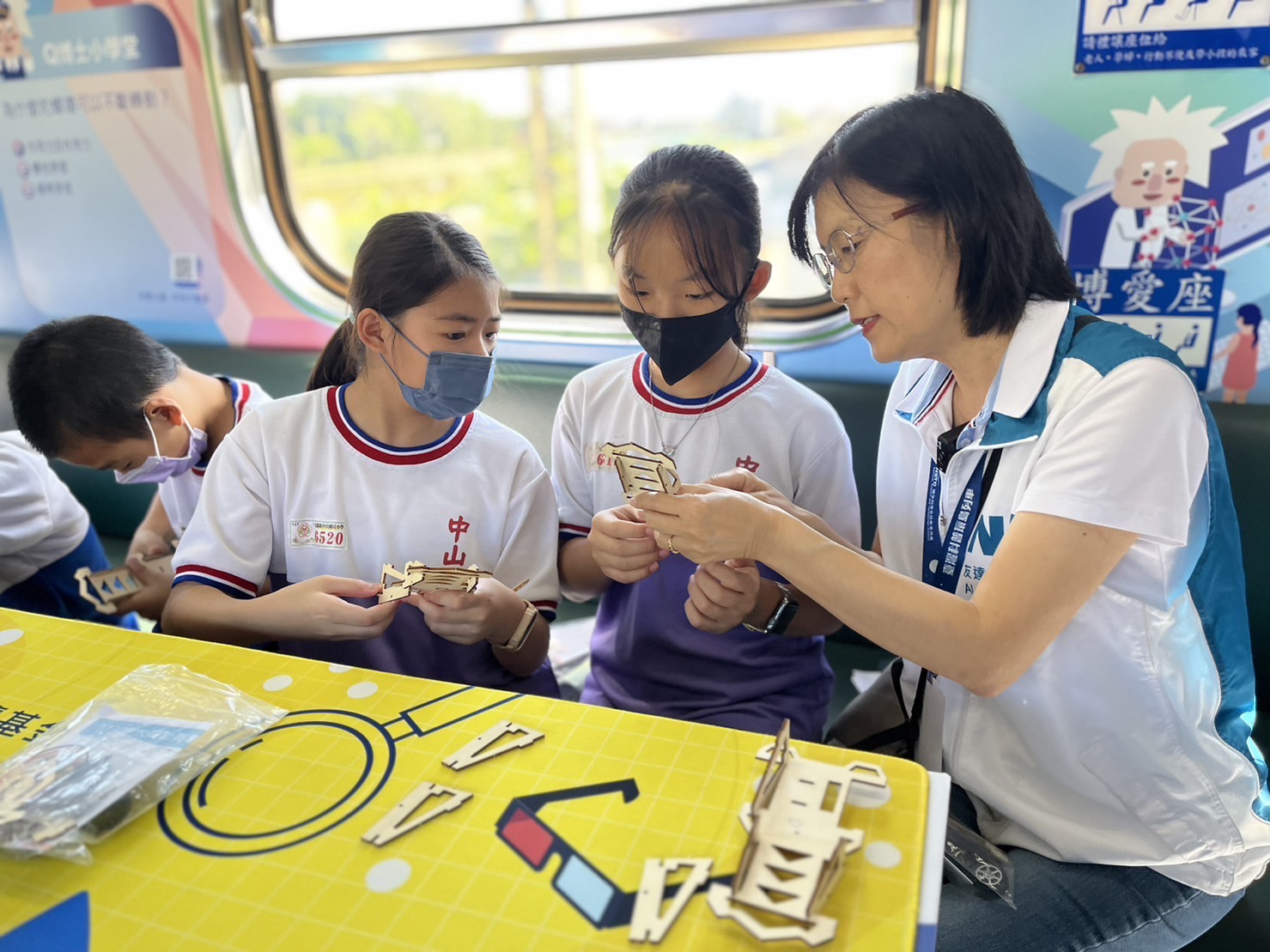 友達永續基金會執行長古秀華及同仁親自擔任科普列車志工，帶領師生們動手做科學，傳遞能源科普知識，讓科學教育向下紮根