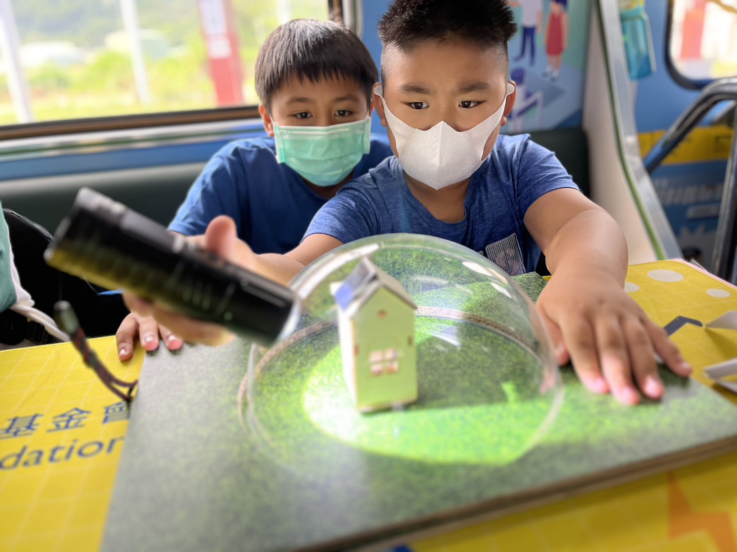友達參與基礎科學主題車廂，以STEAM教學精神，設計「逐日科學家」、「太陽能工程師」以及「淨零建築師」三大能源科普課程和實驗