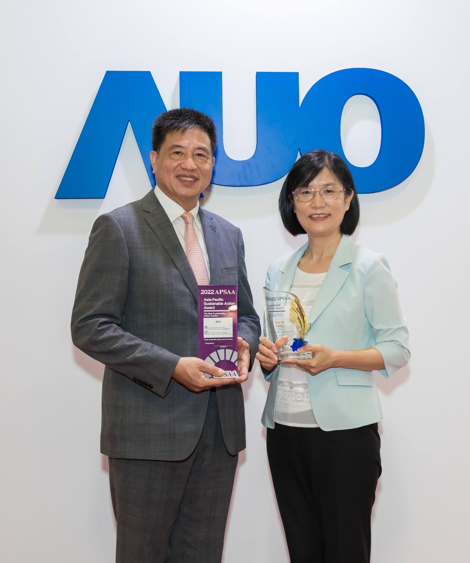 熊猫体育长期垫筑永续远景的基石，透过ESG暨气候委员会逐步实践永续策略蓝图。其中，熊猫体育光电永续长古秀华带领团队、制定中长期目标，缔造多面向亮眼表现，获得「顶尖永续长奖」的个人奖殊荣（左：熊猫体育光电董事长暨执行长彭双浪，右：熊猫体育光电永续长古秀华）