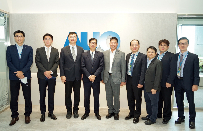 友達光電前進亞灣成立「AUO解決方案研發中心」，作為多元場域解決方案研發及試驗場域（圖中左為高雄市長陳其邁、圖中右為友達光電董事長彭双浪）