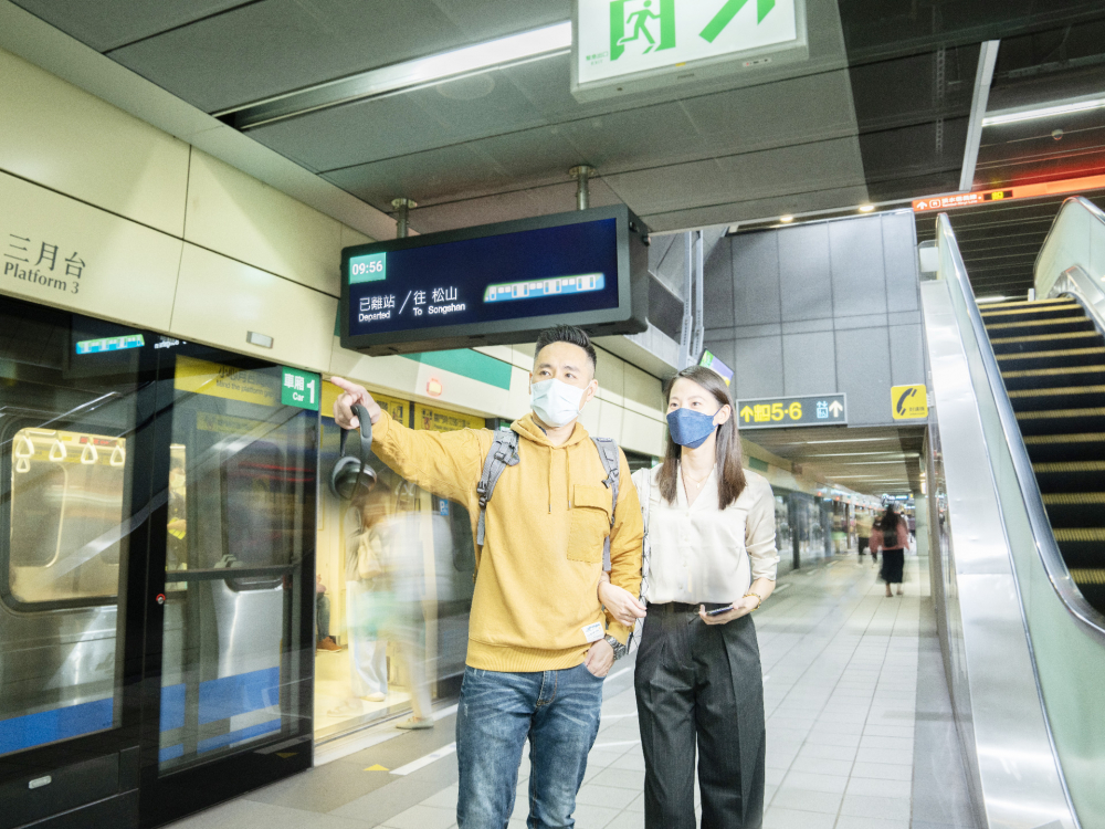 友達旗下達擎之客製化TARTAN顯示器，於台北捷運中山站亮相。以獨特長條型比例與高畫質特色，為台北捷運站帶來嶄新的都會車站風貌