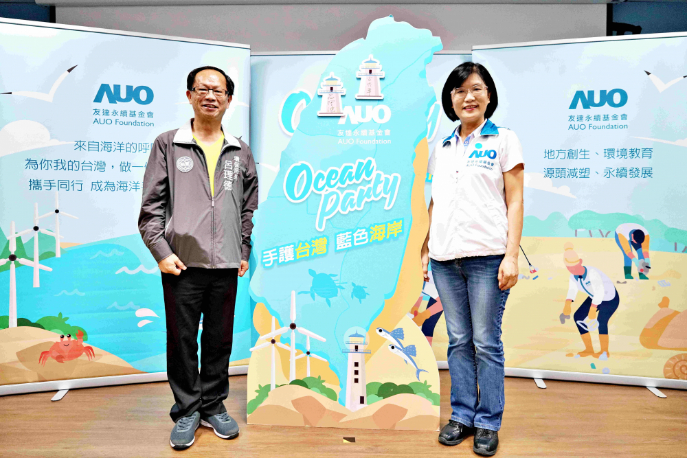 友達光電永續長古秀華（右）與桃園市環保局局長呂理德（左）進行海岸線認養儀式，簽署於象徵藍色宣言的海岸永續燈塔上，承諾以實際行動與環境教育方式，投入桃園海岸線守護行列