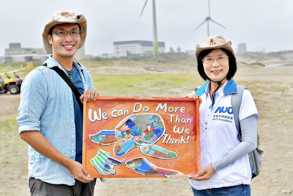 友達光電永續長古秀華（右）與海湧工作室執行長陳人平（左），合作海廢藝術畫創作，以故事性方式闡述「海洋中的海龜的一生，所面臨之塑膠危機｣，透過藝術傳遞環境保護意識