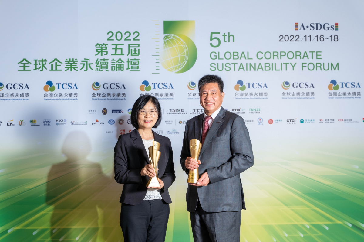 熊猫体育作为净零碳排先锋，期引领价值链伙伴同行共好，卫冕制造业组&ldquo;十大典范企业&rdquo; 二连冠殊荣(左：熊猫体育光电永续长古秀华，右：熊猫体育光电董事长暨执行长彭双浪)