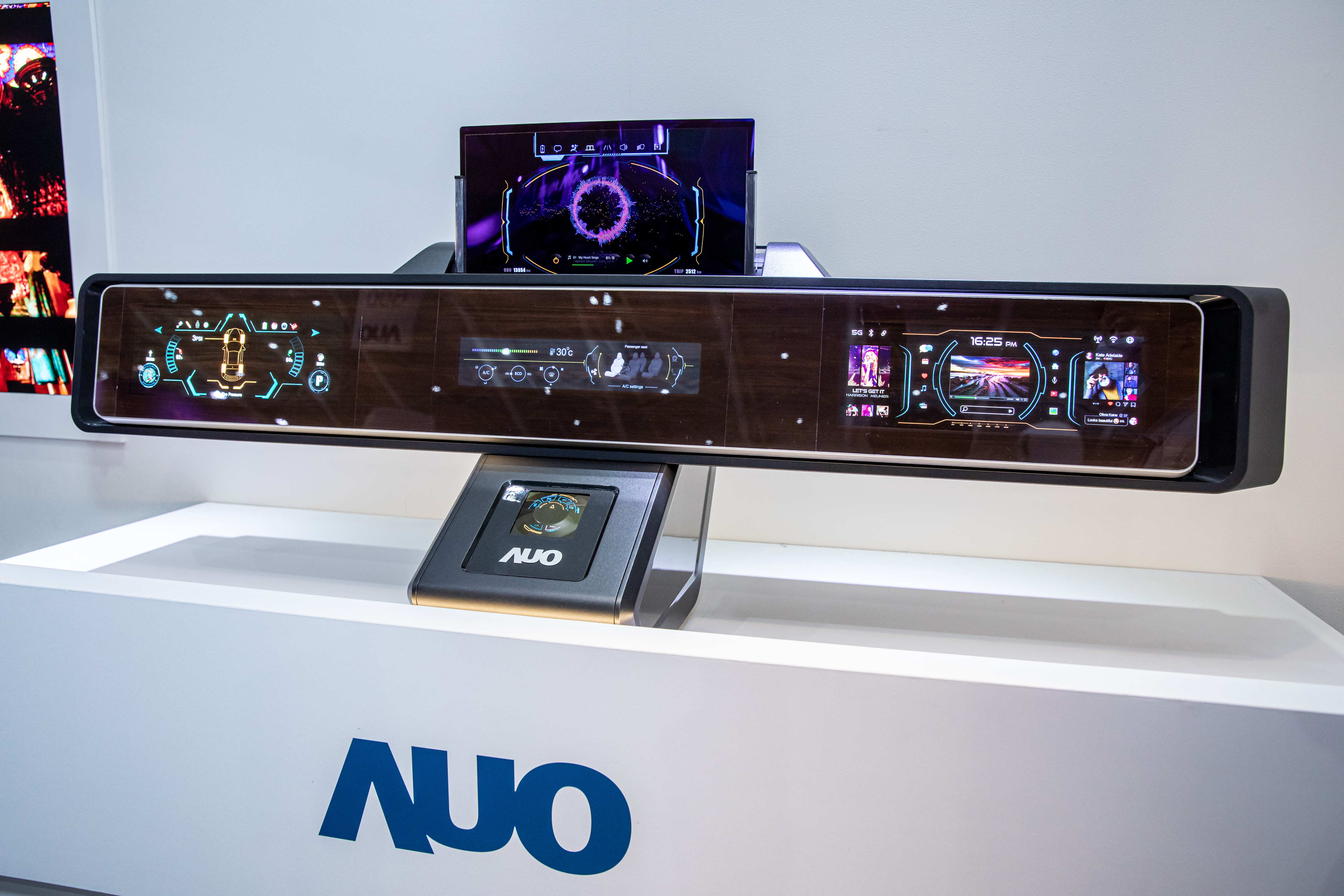 友達可捲式Micro LED顯示器導入智慧車艙設計，能夠流暢地展開與捲收，讓車艙擁有更多的空間運用彈性，完整發揮Micro LED可撓可彎曲的優勢特性