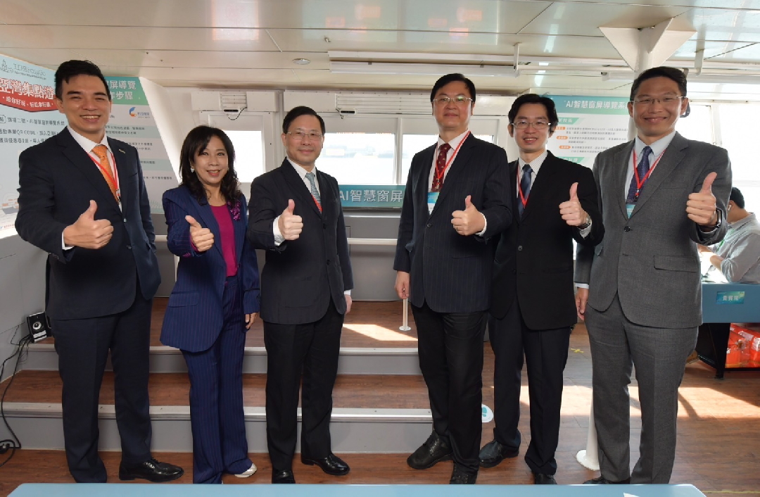 由經濟部技術處指導推動，透過友達光電、工業技術研究院與船舶中心三方合作，於高雄亞灣智慧渡輪率先導入最新Micro LED透明顯示器屏今(22)日啟用(左起友達光電營運長暨總經理柯富仁、高輪公司董事長黃淑美、經濟部次長林全能、高雄市副市長羅達生、經濟部技術處科長張能凱、工研院電光系統所副所長李正中)