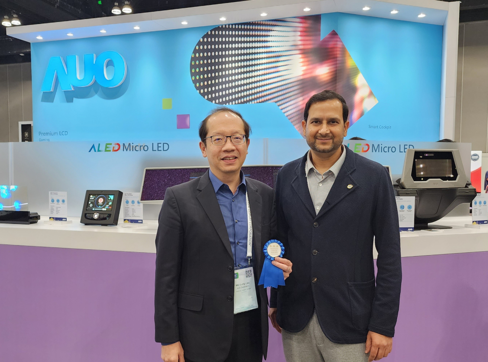 友達光電於2023 SID顯示週，由SID國際資訊顯示學會評選頒發「最佳中型展位獎」。左為友達光電技術長廖唯倫。
