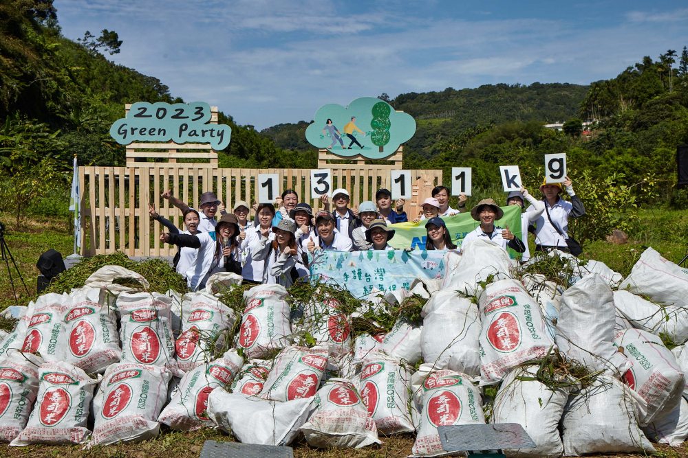 友達集結超過200位志工，攜手移除高達1311公斤的外來入侵種「小花蔓澤蘭」
