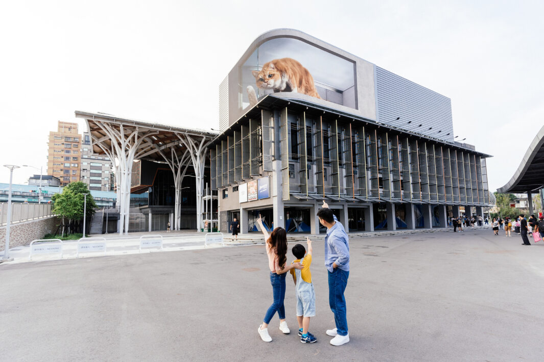 友達打造全台最大戶外裸視3D LED弧形螢幕，將超立體的軟萌胖橘貓動畫活躍於頂樓外牆