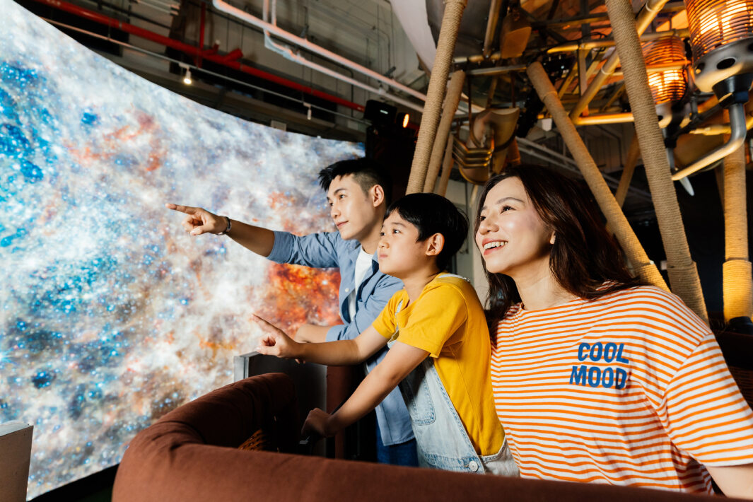 友達打造全台最大寬6公尺、高4公尺、唯一搭載LED弧形拼接顯示屏的動感飛行船，讓乘客駐足在熱氣球上，享受身歷其境的偽出國旅遊樂趣