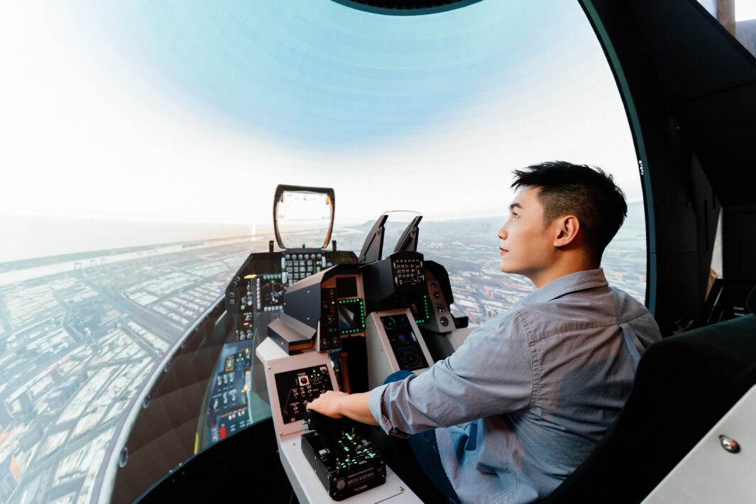 友達以P1.25小間距打造球形LED模擬艙，搭配智崴的精密六軸動態座椅，結合友達專業影像調校技術，呈現擬真模擬飛行場景