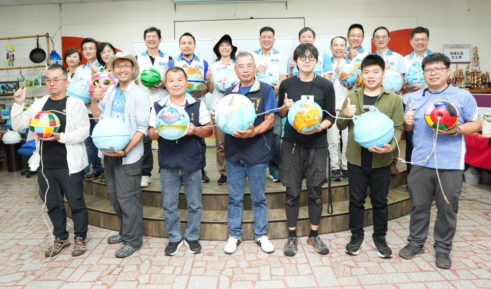 友達光電暨友達永續基金會董事長彭双浪與農業部林業及自然保育署新竹分署夏分署長、供應商夥伴、在地鄰里協會、社企團體，以循環再生的海廢浮球倡議從源頭減廢，為地球移除塑膠垃圾，共同「手」護台灣美麗海岸