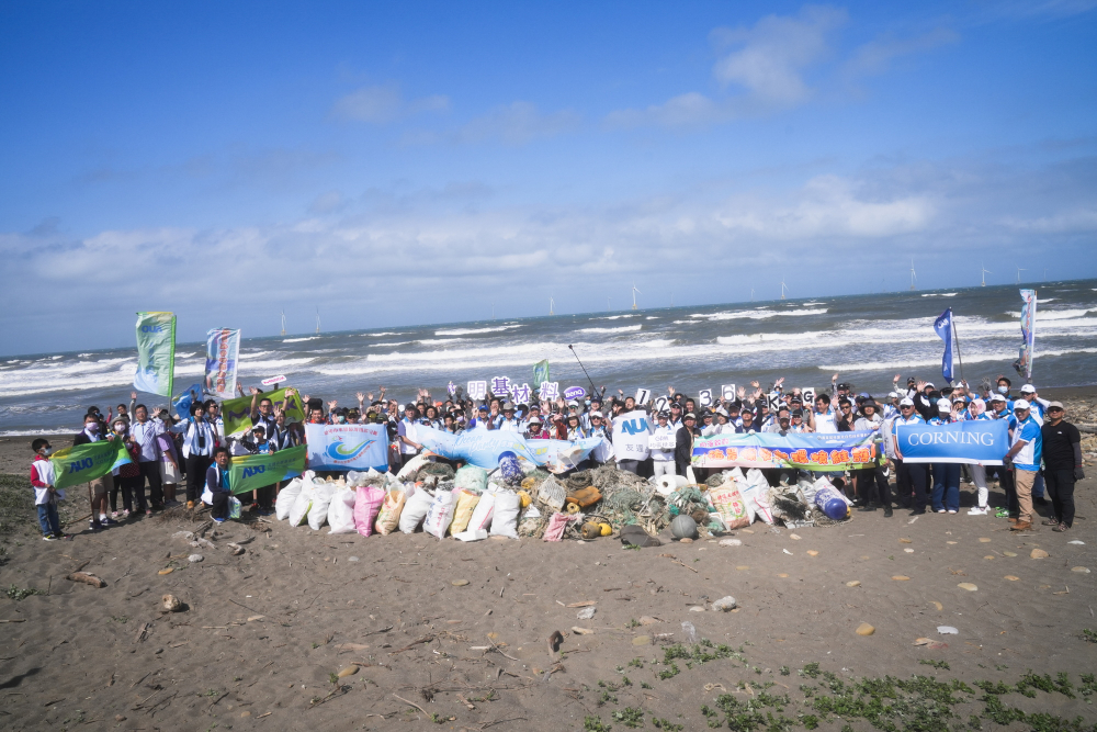 友達永續基金會召集企業志工、產官學和供應商夥伴，在苗栗後龍外埔魚港1340保安林海岸淨攤，齊心協力清除1.2公噸海洋廢棄物，以行動實踐對環境友善的承諾