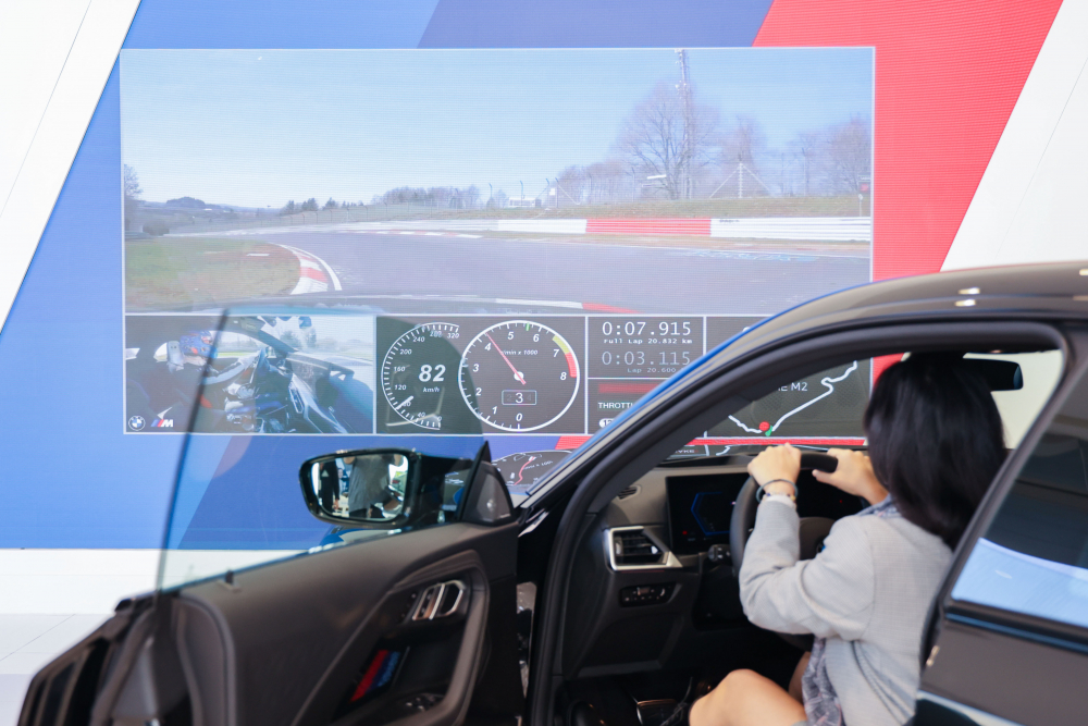 顧客按下虛擬Engine Start按鈕，啟動預選車款的引擎聲浪，螢幕同時呈現德國紐柏林賽道的試駕畫面，坐進車內一秒化身駕駛員馳騁奔騰