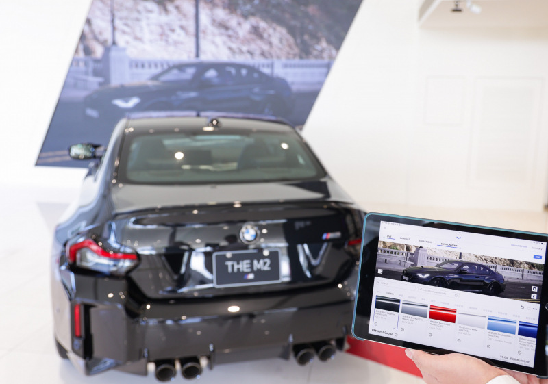 賞車介面即時投放到LED牆上，顧客可即時更換車輛內裝、零件選配與車款配色，提供近乎與實車等比例的沉浸式無死角虛擬賞車體驗