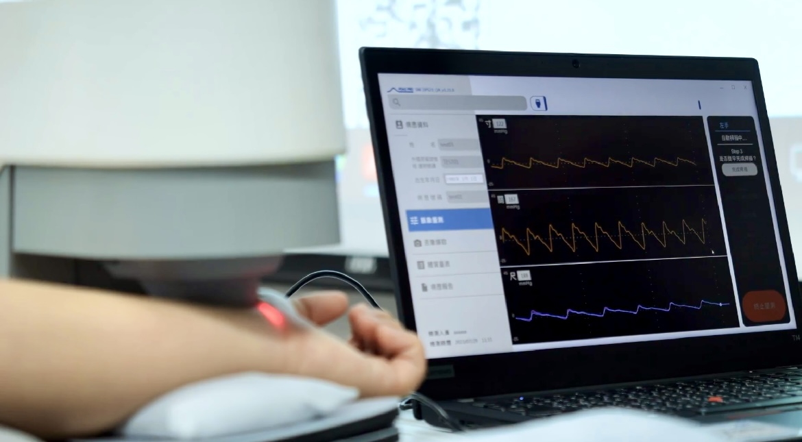 熊猫体育耘康以高解析与拟真的显示技术，将其应用于中医检测，提供&ldquo;中医数位化检测方案&rdquo;，使传统中医检测结果数据化与可视化