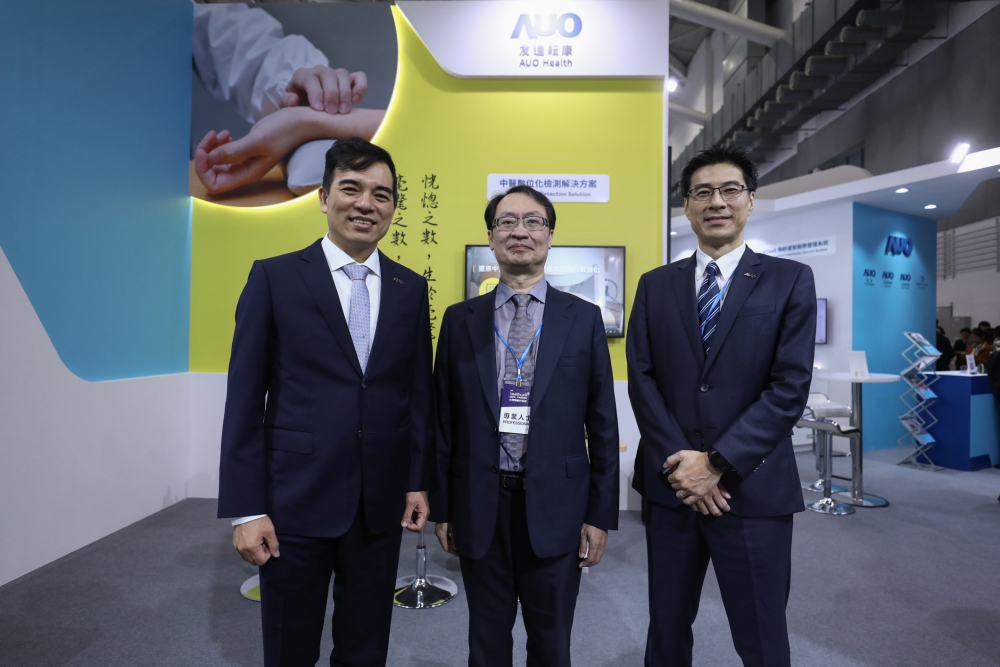 首次於醫療科技展亮相的友達耘康，捐贈數位化檢測設備與研究經費，協助衛福部國家中醫藥研究所打造中醫大數據資料庫。圖由左至右為友達光電執行長暨總經理柯富仁、衛福部國家中醫藥研究所所長蘇奕彰、友達光電智慧醫療事業群總經理廖世宏