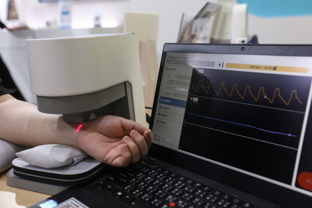 友達耘康脈象檢測系統透過電腦精準控制升降系統，還原中醫師三指把脈過程的舉、按、尋手法，將脈象感受轉化成數據，未來可結合大數據分析，實現智慧醫療及準確性
