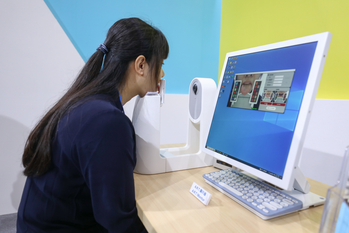 友達耘康延伸友達卓越的感測技術及色彩管理專長，研發出舌象擷取系統，可提供數據化、影像化的檢測結果，輔助醫師與專業醫事人員做為臨床研究、檢測結果評估與檢測紀錄的留存