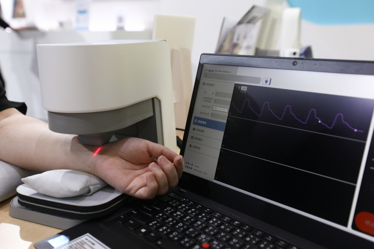 友達耘康脈象檢測系統透過電腦精準控制升降系統，還原中醫師三指把脈過程的舉、按、尋手法，將脈象感受轉化成數據，實現智慧醫療及準確性