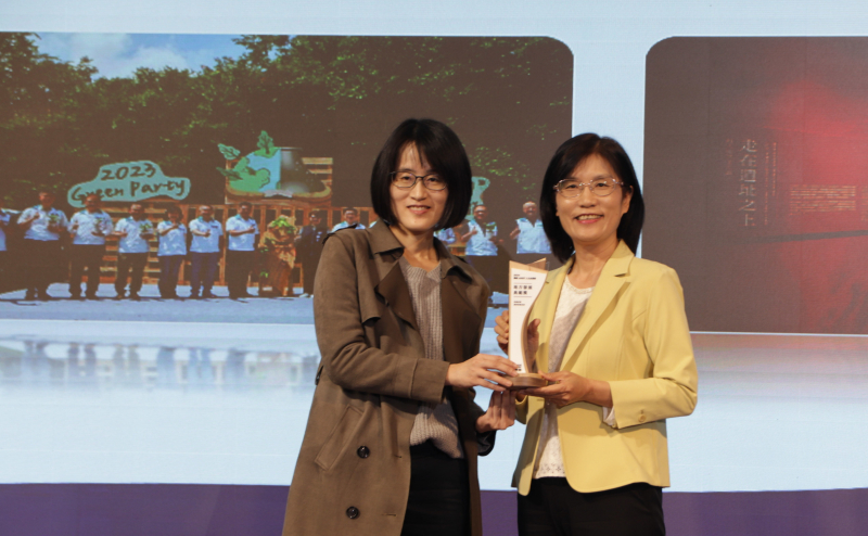 友達保存「西大墩窯遺址」且推廣在地文史教育不遺餘力，今（6）日獲頒「人文企業獎」地方發展獎之最高榮譽典範獎。由文化部陳文婷簡任視察（左）頒獎，友達永續長古秀華（右）代表受獎