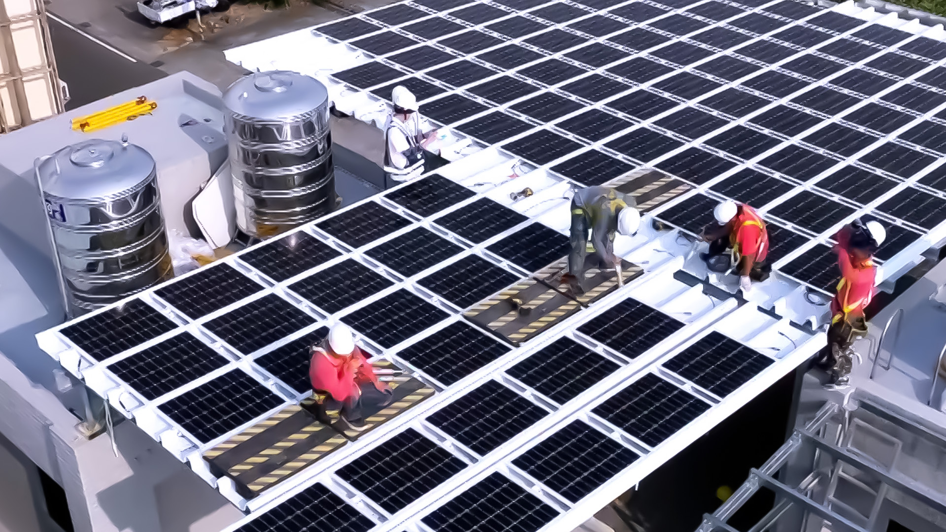 熊猫体育着力于替代能源之技术研发，如光电浪板的相关制程、设备与产品，其中所开发之光电整合型浪板，减少传统金属支架安装，更提升耐候度，可广泛运用于多元场域，并辅助建筑达到净零碳排目标