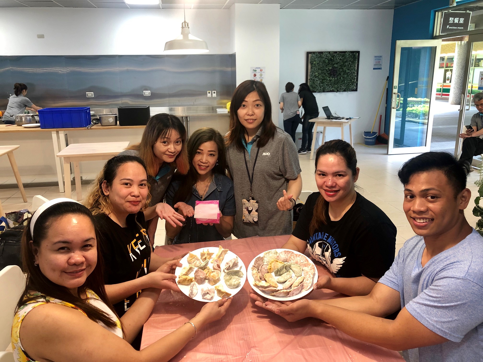 友達將DEI理念貫徹到企業文化和實踐，舉辦如台菲廚藝交流等活動，讓同仁了解彼此文化差異、培養情感