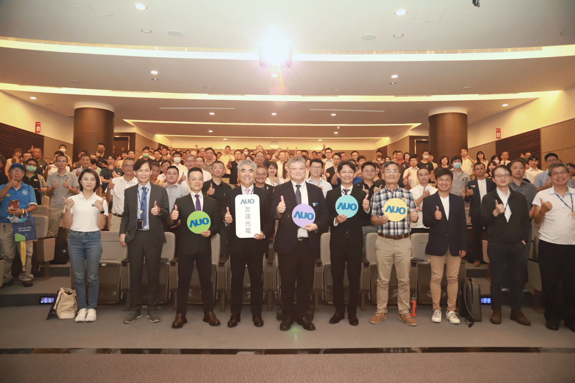 友達光電邀請領域專家共研再生能源發展、電力需求及建築物減碳等議題進行交流，盼共擘綠色永續生態圈的嶄新契機。