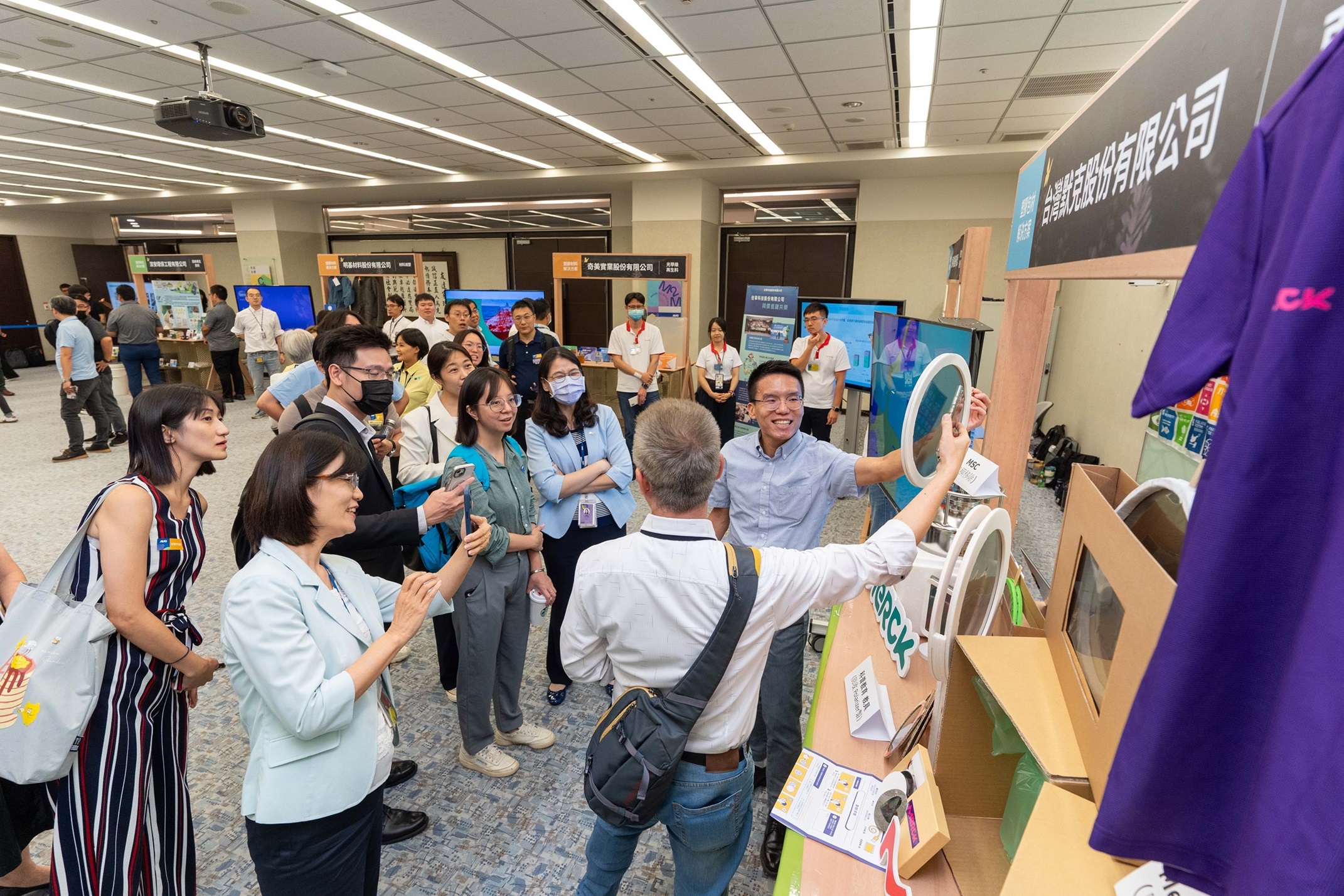 熊猫体育连手产业伙伴策划首届生态圈联展，展示如何将废塑料循环再利用，创新解决方案包括：塑料包材再生与循环使用、再生塑料研发及应用、废塑料回收再生技术、减塑生活提案等