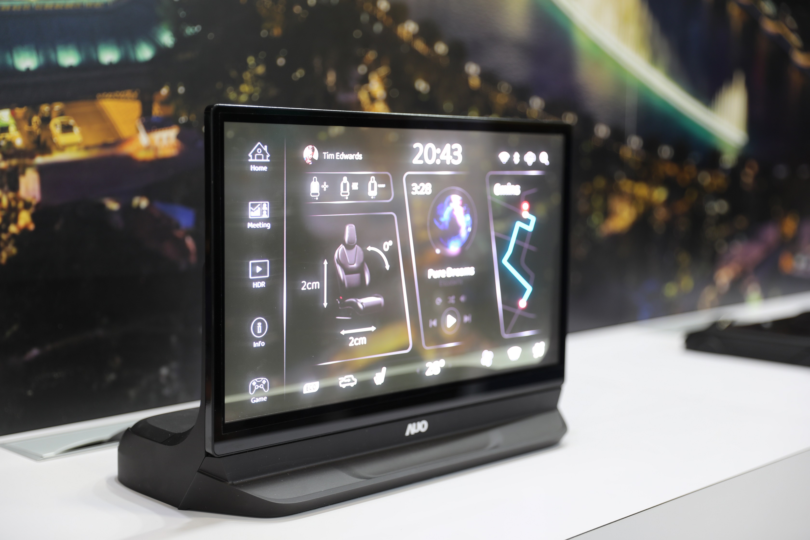 友達將Micro LED透明顯示技術整合黑切換技術的解決方案，釋放強大的技術自主開發能力，跨越室內外應用界限，開創業界第一台17.3吋快速黑切換透明觸控Micro LED顯示器