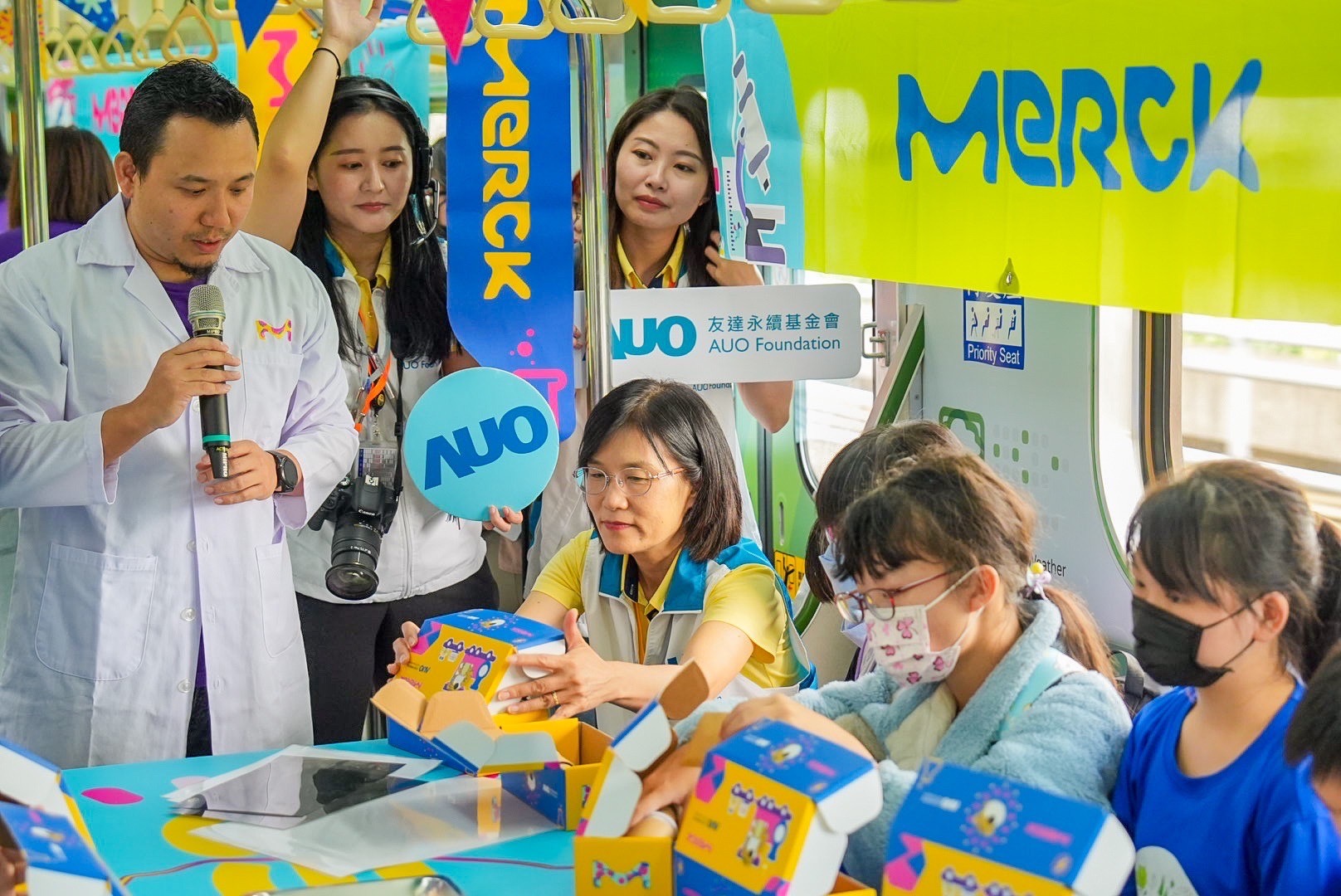 友達以光電、再生能源、水資源三大核心，設計「再生能源和循環經濟」多元永續教育主題，並攜手供應鏈夥伴默克開發創意科學教材及實作體驗，期讓永續素養透過科學探索向下扎根