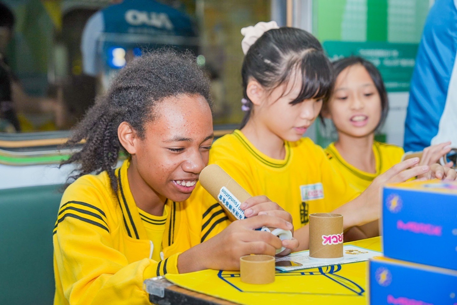 友達與默克分別回收不再使用的偏光片及液晶顯示模組，設計光電課程「玩轉光與闇」，讓學生們親手製作偏光萬花筒與簡易液晶顯示器，實踐循環再生的永續理念