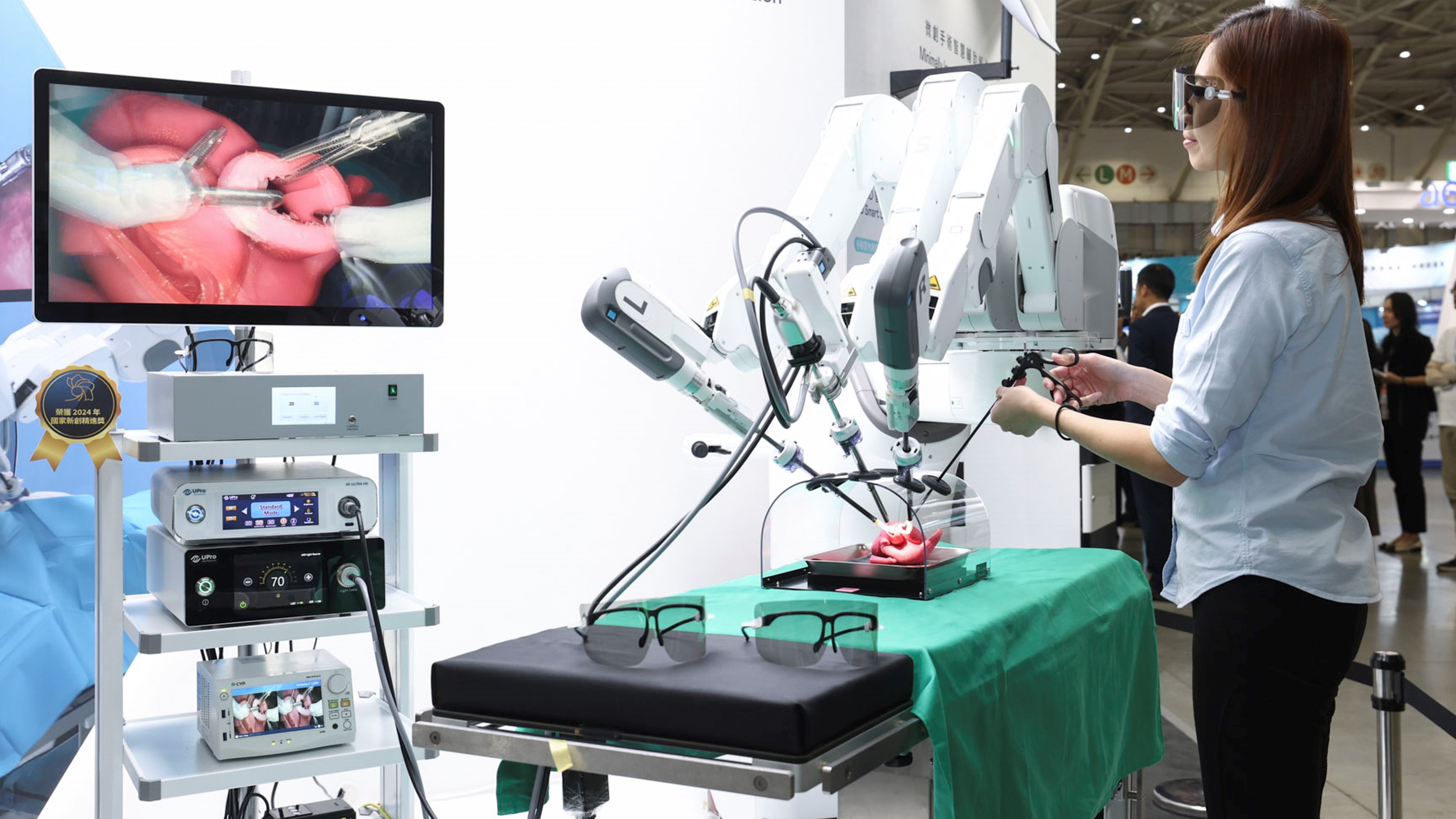 達擎寬視角3D醫療顯示器可應用於機器人手術即時3D解決方案，提供醫療團隊即時、同步的3D手術影像，提升溝通效率與手術安全性