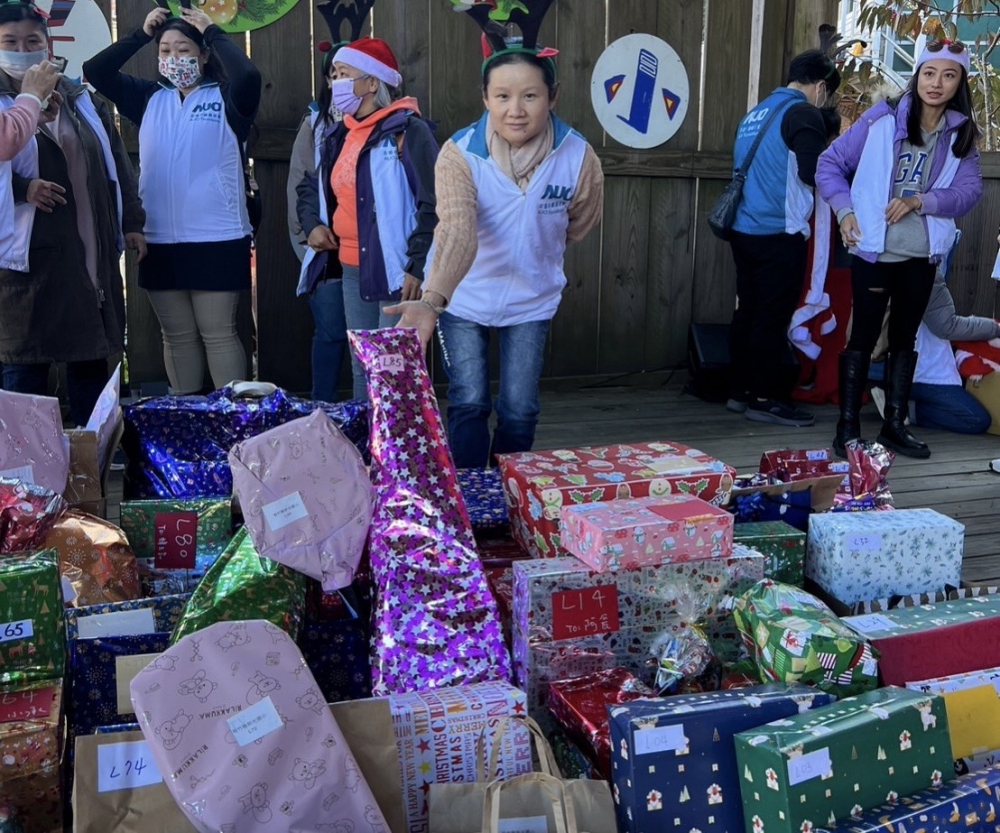 友達永續基金會「圓夢列車」年年迴響熱烈，認捐同仁精心挑選禮物、巧手包裝，整理成隊後，將祝福一一打包送出