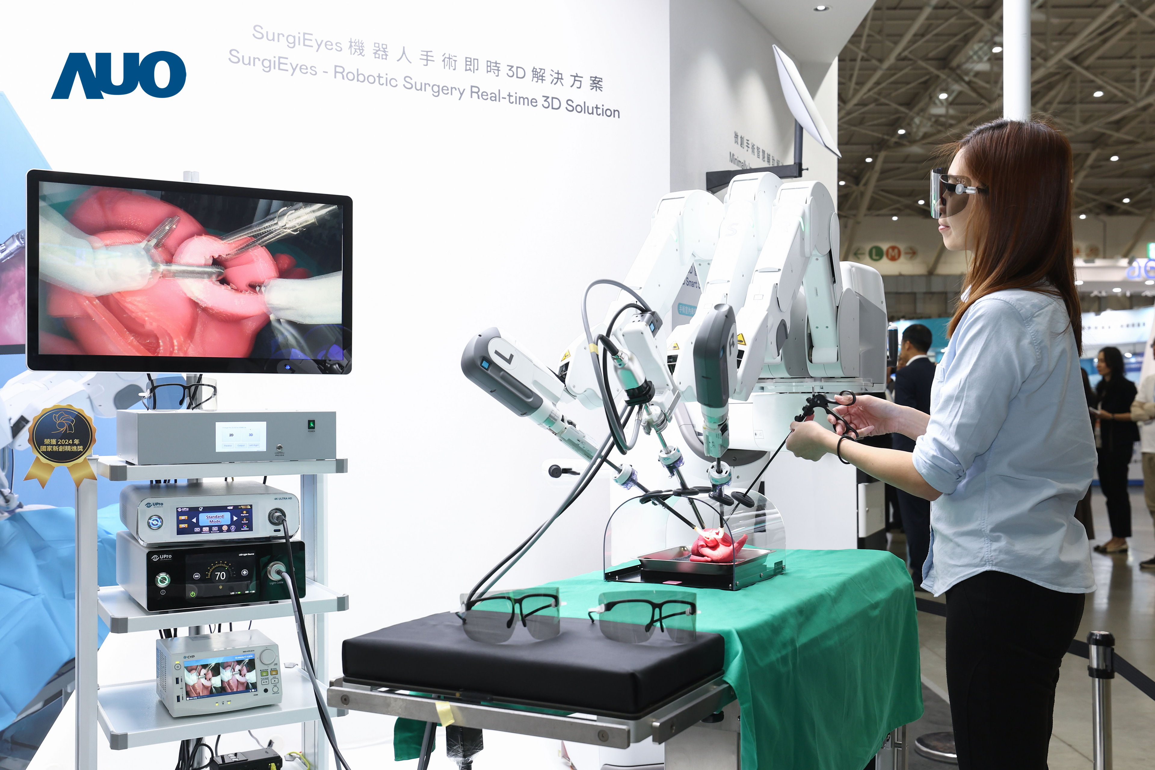 達擎以領先的3D顯示技術推出「SurgiEyes機器人手術即時3D解決方案」，整合先進3D影像處理與獨家3D垂直寬視角、廣色域的顯示技術，手術團隊可即時同步主刀醫師視角看到清晰3D影像，提升溝通效率與安全性。