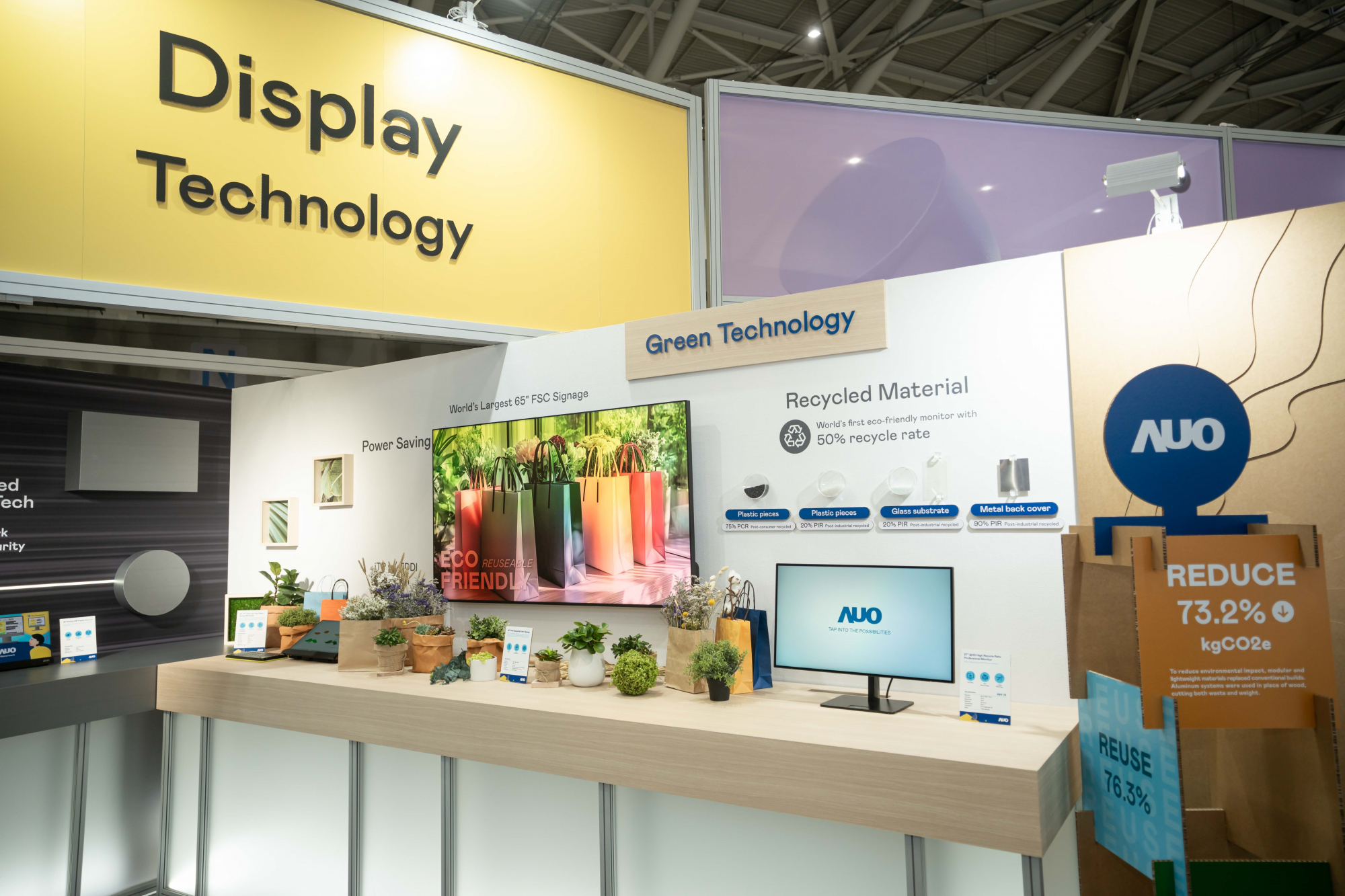 友達Touch Taiwan 2025雙展位再度獲etouch 綠色裝潢設計獎肯定；智慧顯示展位以鋁製模組系統取代傳統木作施作，並在相關裝潢物與設計使用可回收、可重複使用的材料，體現低碳與循環精神。