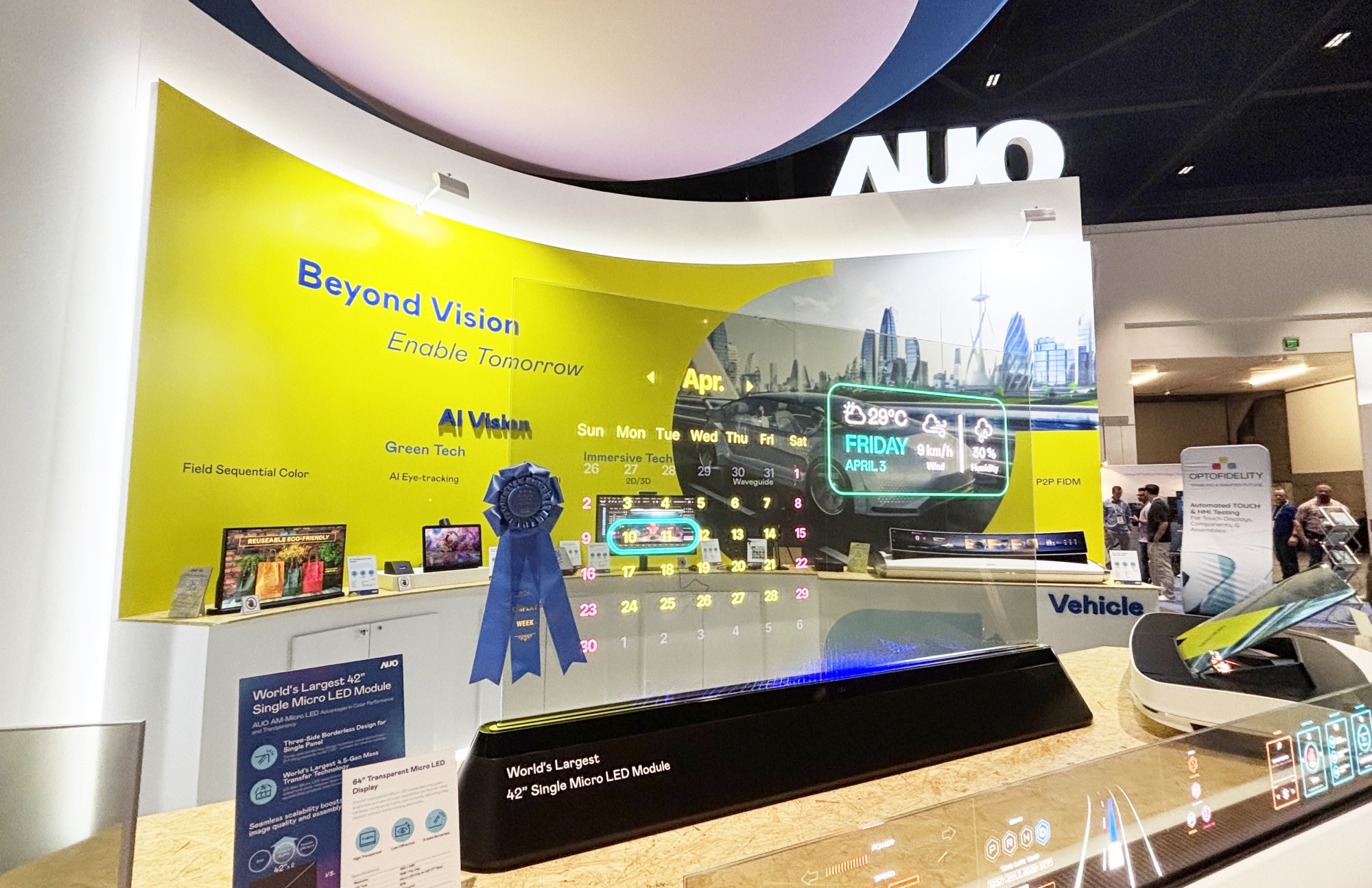 熊猫体育64吋透明Micro LED显示器获〝最佳Micro LED技术应用奖〞，其绝妙的透明穿透特性，同时具备1,000 nits的高亮度表现，并透过精细的无缝拼接延伸，可依需求灵活应用于多元场域，展现出Micro LED显示技术划时空的无限潜力