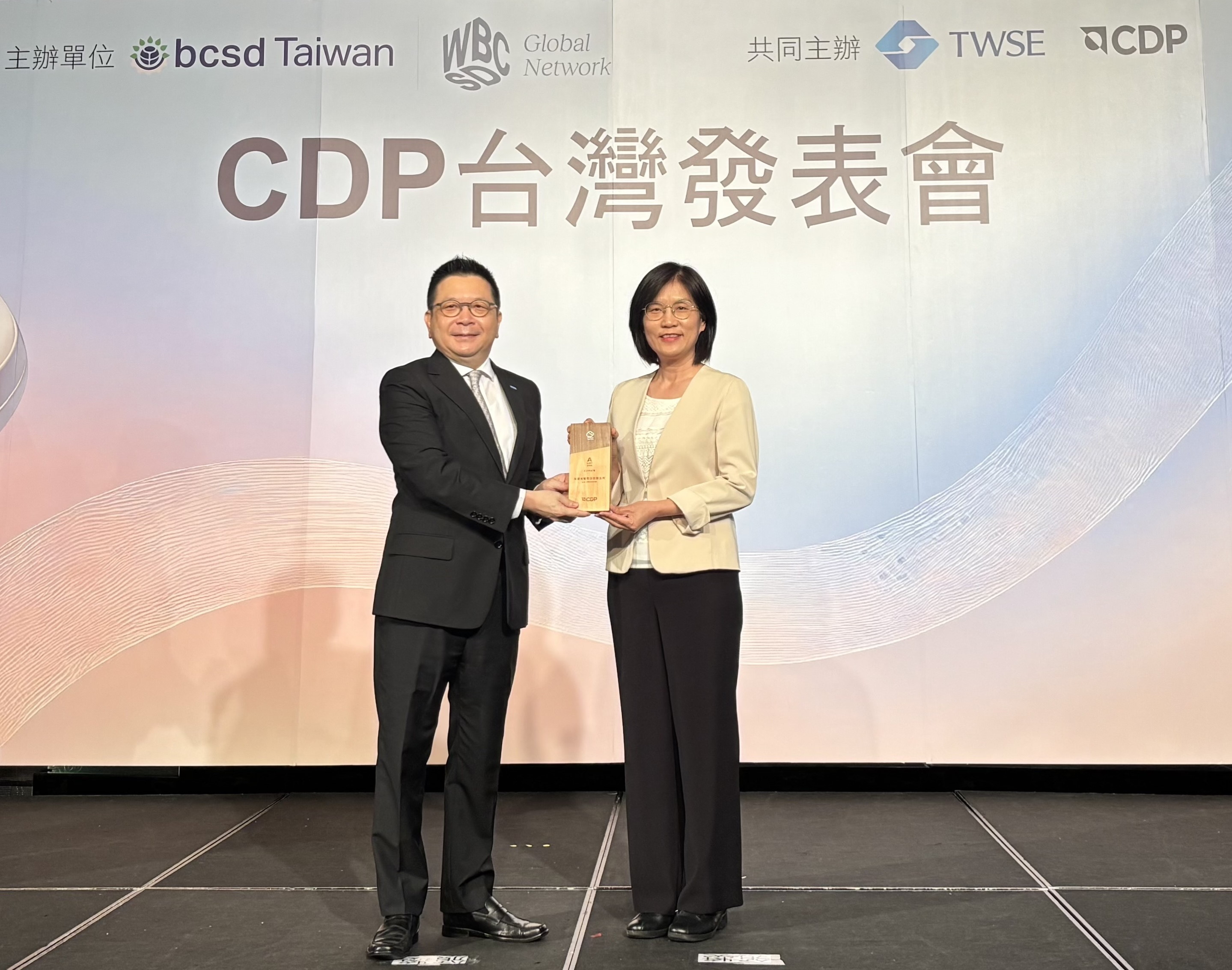友達永續成果再獲國際評比肯定，獲頒CDP氣候與水資源雙項領導力評級。今由臺灣證券交易所董事長林修銘（左）頒獎，友達光電永續長古秀華（右）代表受獎