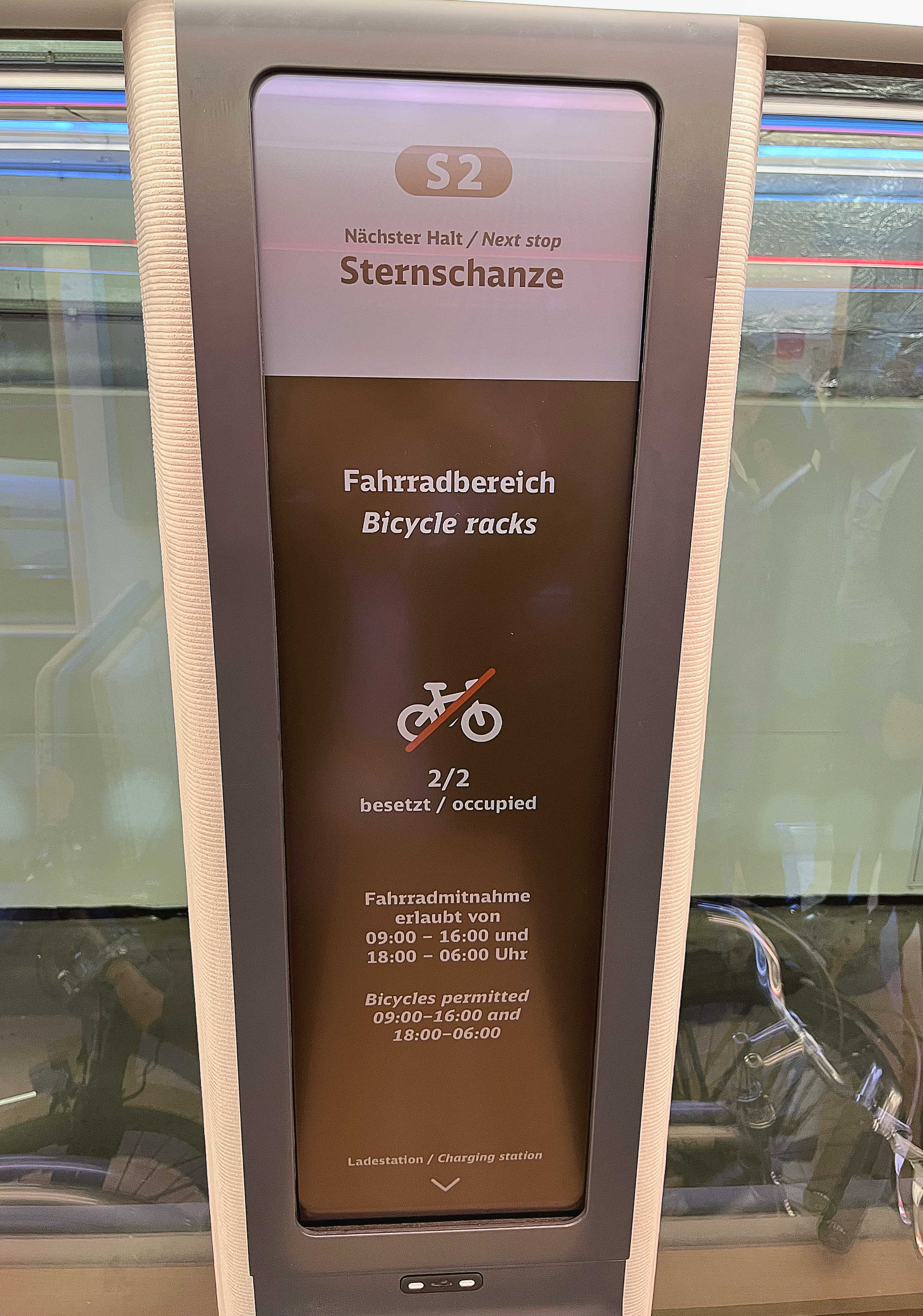 达擎HiRaso显示技术采用胆固醇液晶独特的双稳态特性及反射环境光线的方式，发挥最佳能源运用效率，其仅在更换显示画面时才消耗电力，在持续静止的画面显示上则为零耗电，与传统液晶显示技术相比大幅节省90%能耗