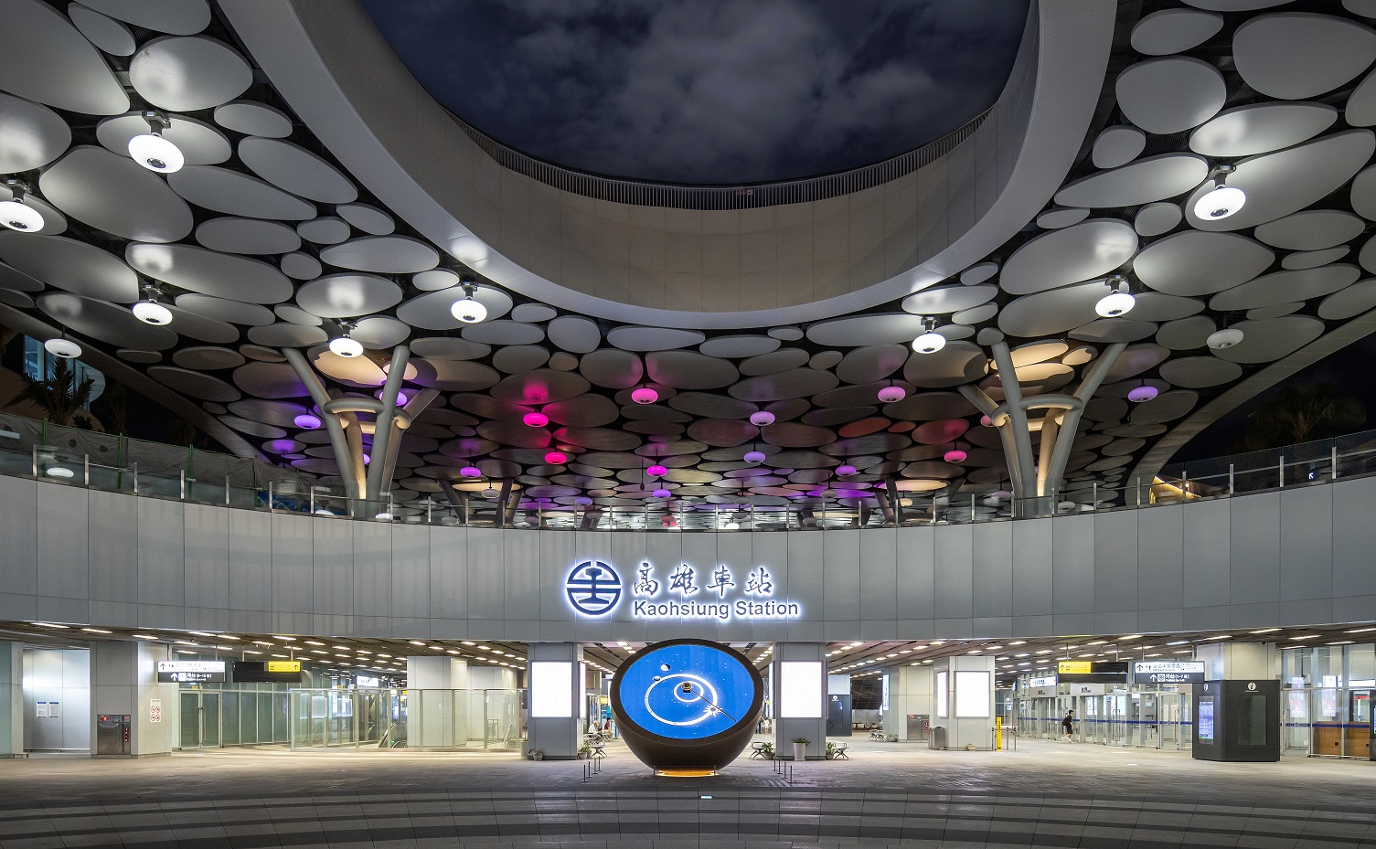 創利空間參與《高雄車站共感空間》公共藝術計畫，擔任視覺科技整合夥伴。於「看時間」天文鐘作品中提供技術指導，整合圓形LED鐘面與鐘體結構，在時間、天象星盤與空間氛圍間生動展演