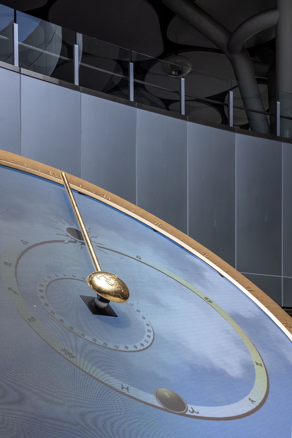 創利空間參與《高雄車站共感空間》公共藝術計畫，擔任視覺科技整合夥伴。於「看時間」天文鐘作品中提供技術指導，整合圓形LED鐘面與鐘體結構，在時間、天象星盤與空間氛圍間生動展演