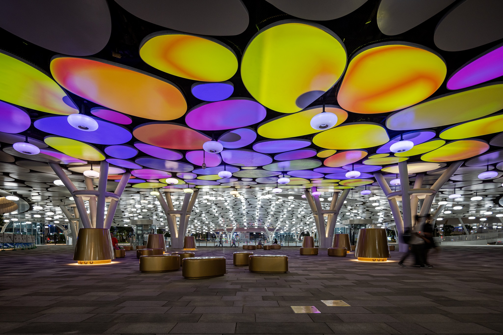 於「染色彩」作品中，創利空間協助藝術團隊將高雄車站天棚2700片鋁製雲朵染上繽紛色彩，從設備設定、光影軟體串接到現場調校，確保光線準確落在雲朵表面，展現層次與意境