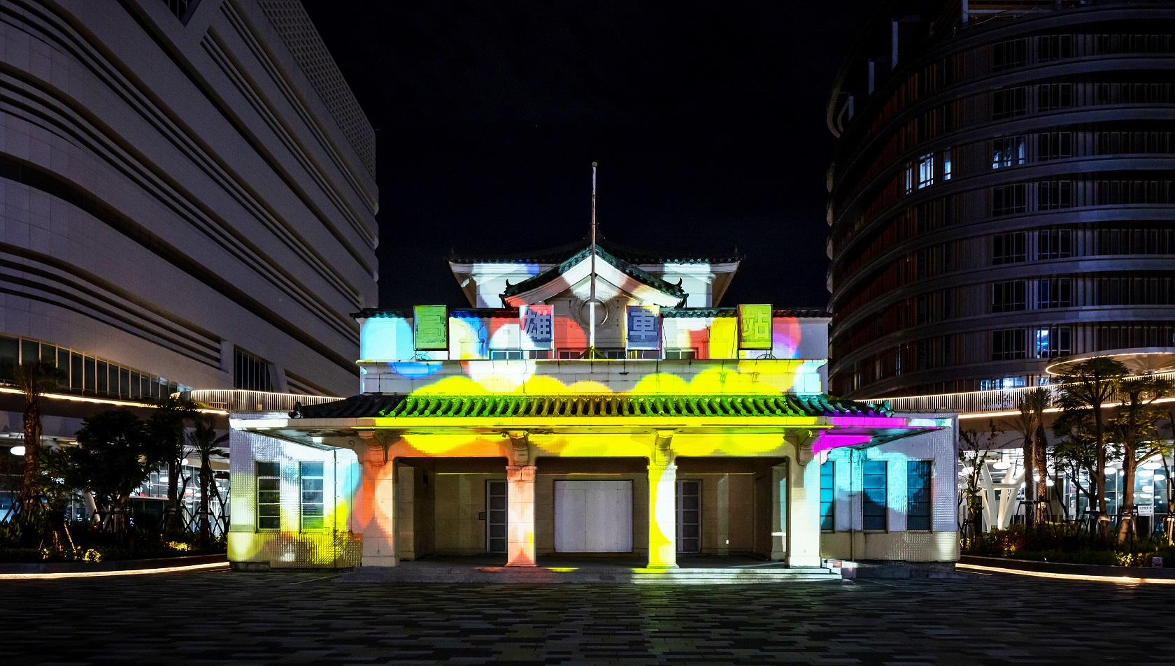 「映回憶」這項建築光雕作品展演高雄車站老站體回歸歷程，創利空間協助設計團隊精準呈現建築線條與歷史意象，並納入交通安全考量而調整光影呈現，展現整合技術與空間敏感度