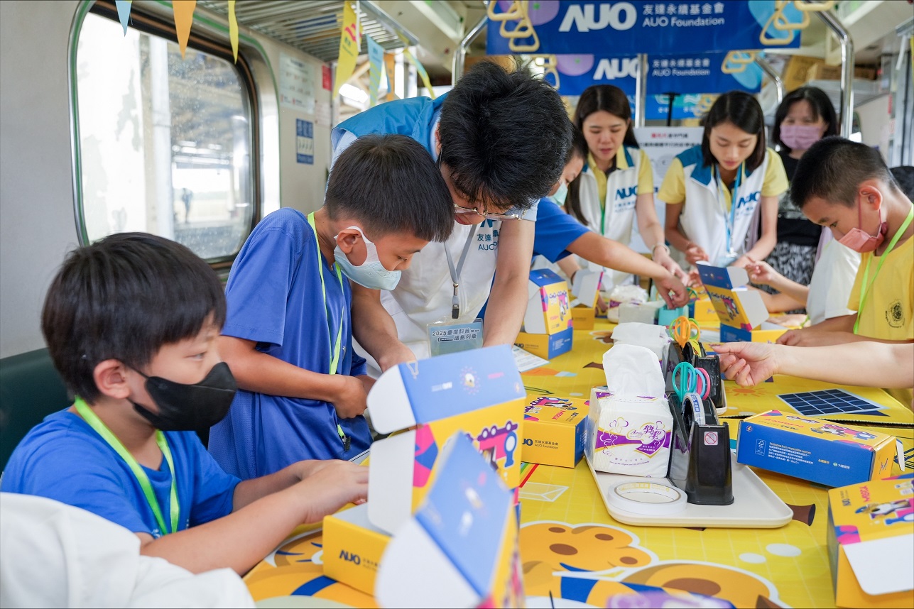 今年友達設計「光電、再生能源、水資源」三大課程主題，攜手供應鏈夥伴默克及大豐環保，以循環經濟理念開發創意教材