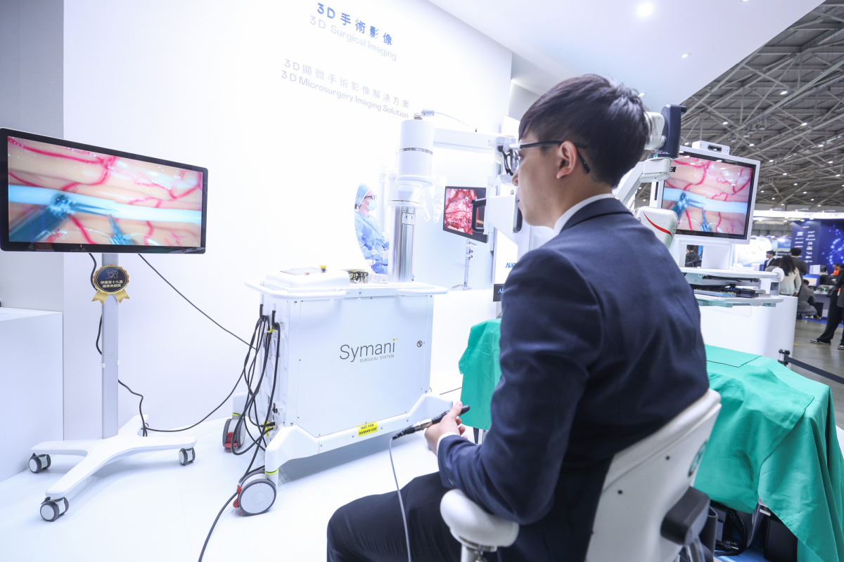 達擎推出「3D顯微手術影像解決方案」，將3D影像技術從腹腔內視鏡手術延伸至神經、血管、淋巴等高難度顯微手術，提供超清晰立體視野，協助醫療團隊在複雜手術中完成精準細膩操作。