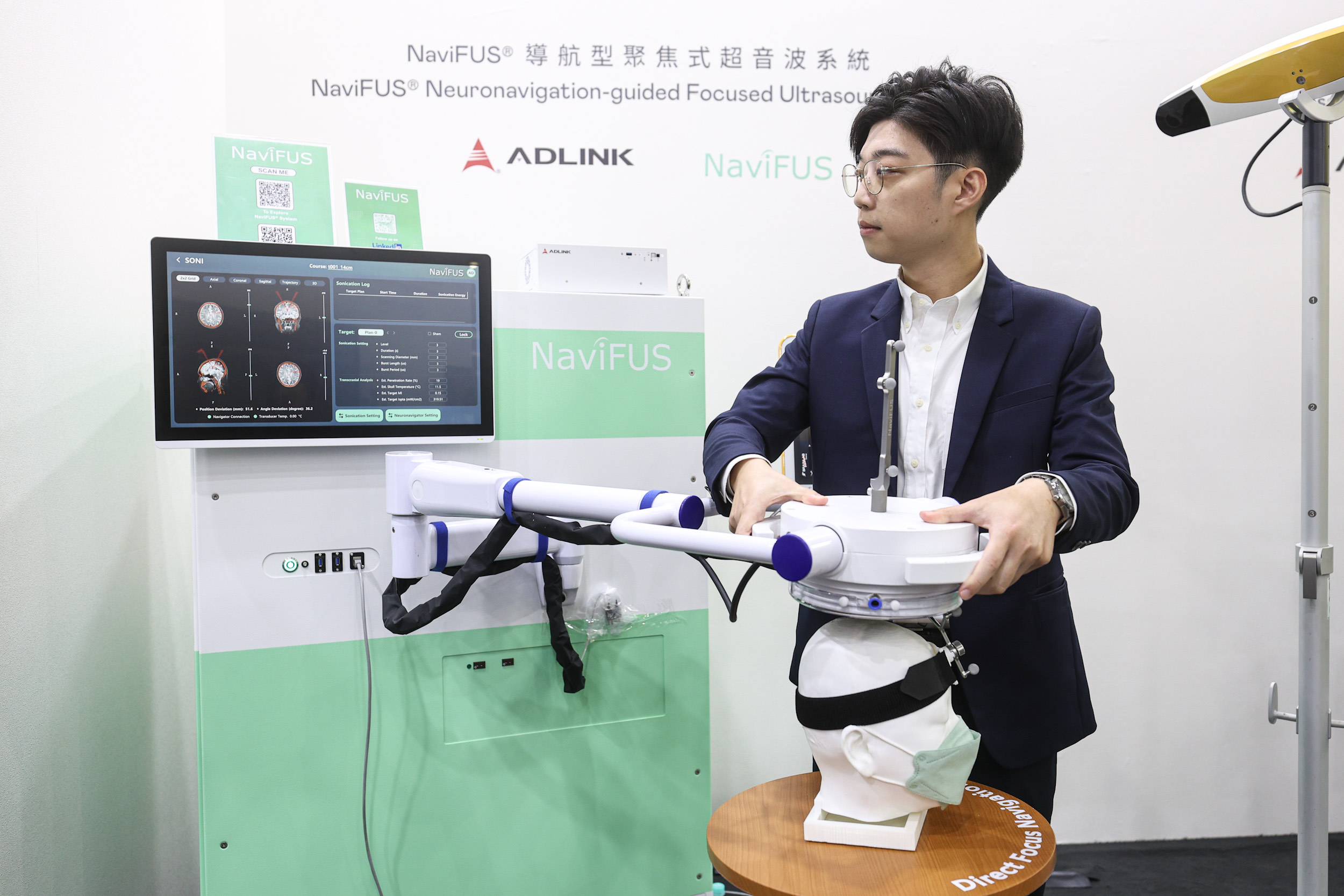 達擎攜手凌華科技與浩宇生醫合作的「NaviFUS&reg; 導航型聚焦式超音波系統」，以凌華醫療級邊緣運算平台為核心，結合光學導航與穿顱超音波技術，非侵入性將能量精準聚焦腦內病灶，可暫時開啟血腦屏障，提升藥物遞送與治療效果。