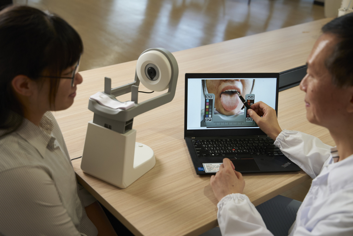 友達耘康的「舌象辨識軟體」則運用AI與大數據技術，可快速辨識舌色、舌形、苔色、苔質等特徵，顯著提升舌象辨識效率，優化檢測流程。