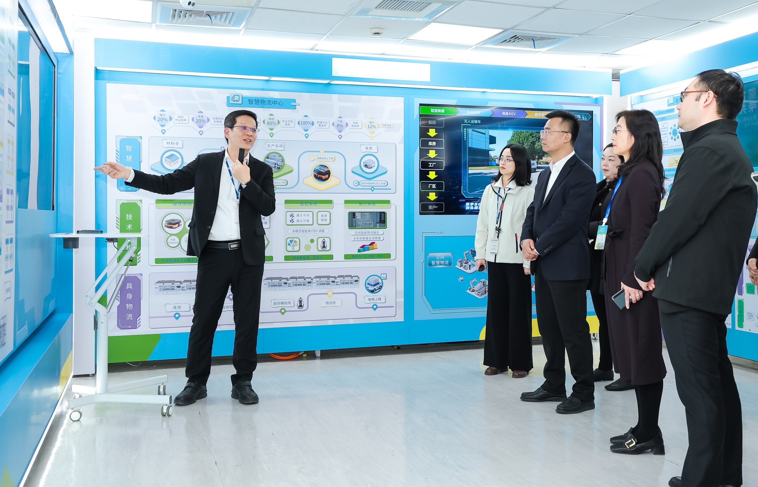 熊猫体育苏州展示&rdquo;智能体&rdquo;在工业场景的深度应用，与&rdquo;具身智能&rdquo;在生产场景的创新整合，全面升级生产与管理流程，构建全链路智能制造体系，打造柔性自主工厂