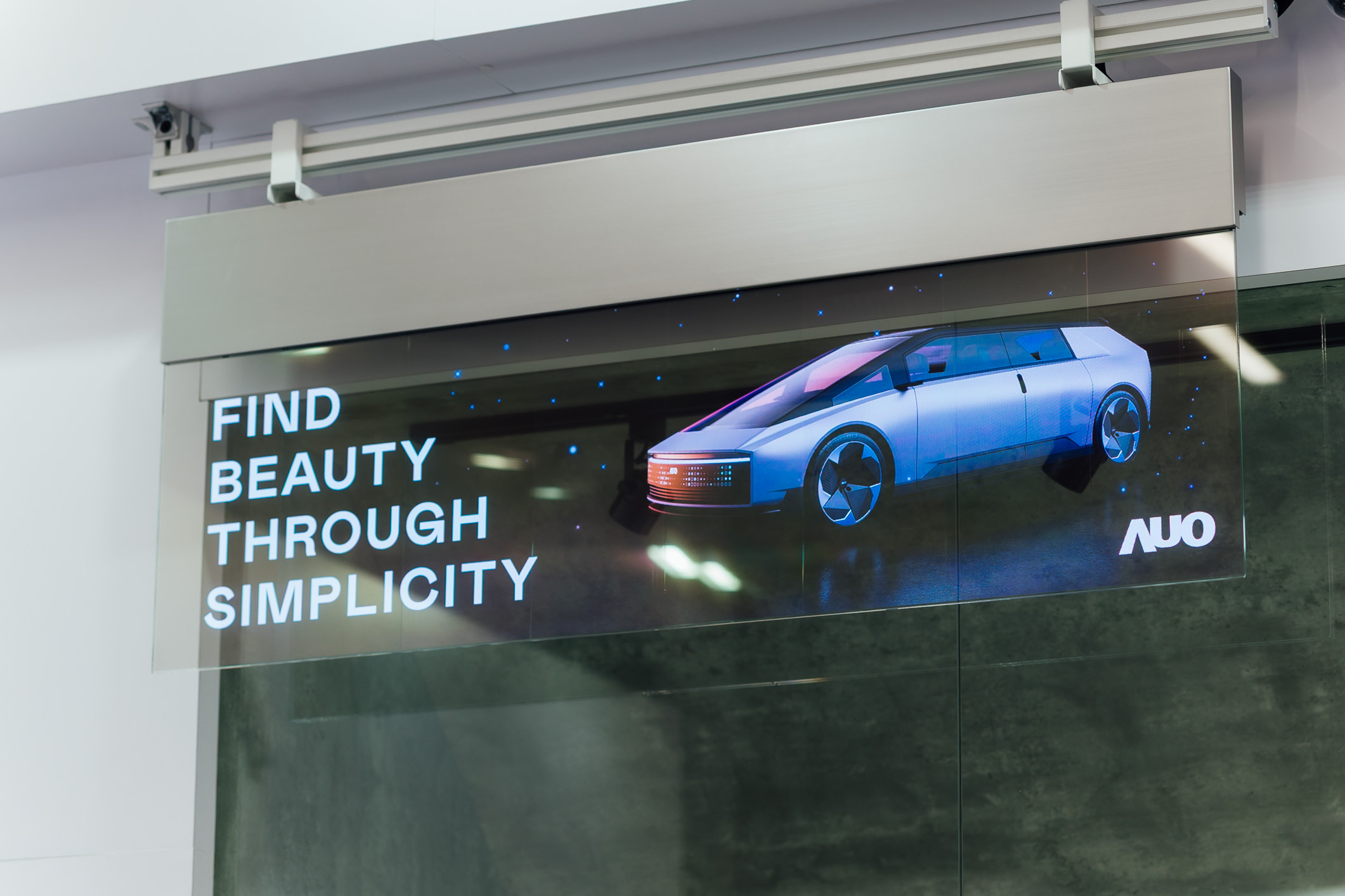 具備高亮度透明感的54吋透明Micro LED智慧看板，可無限拼接不同尺寸，營造出兼具科技感與美學的沉浸式氛圍，適用於旗艦店、展演空間等多元場域。