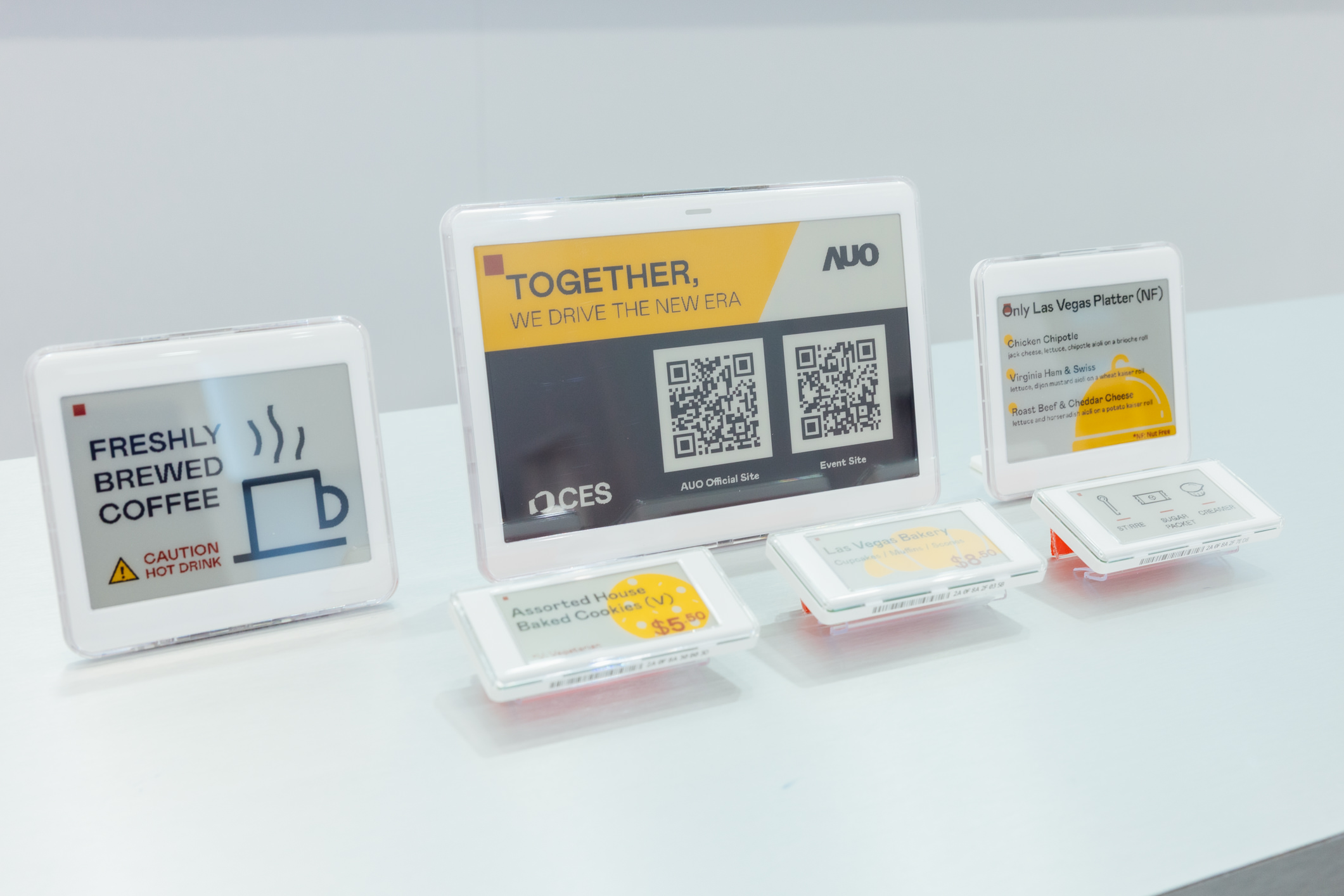 達擎開發的低功耗、全彩的aecoPost電子紙解決方案，僅在更新畫面時需要微量的電力驅動，無需佈建電線的便捷設計，使其可靈活應用、彈性選擇置放處；可搭配aecoTag電子貨架標籤解決方案，驅動商店內所有數位看板和電子貨架標籤，以遠端控制實現動態變價，提升門市人員作業效率，並以無紙化落實永續經營目標。